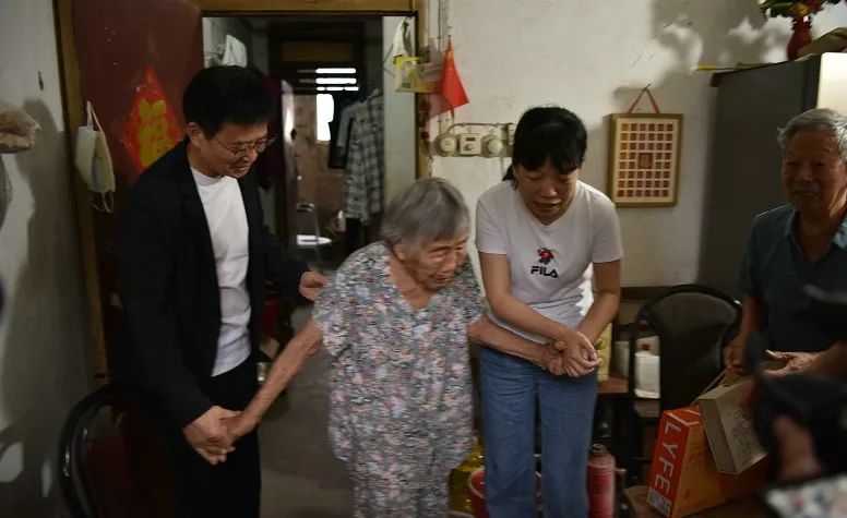 徐州仁慈医院关节外科张传开主任随访百岁老人，将仁慈关爱延续到家