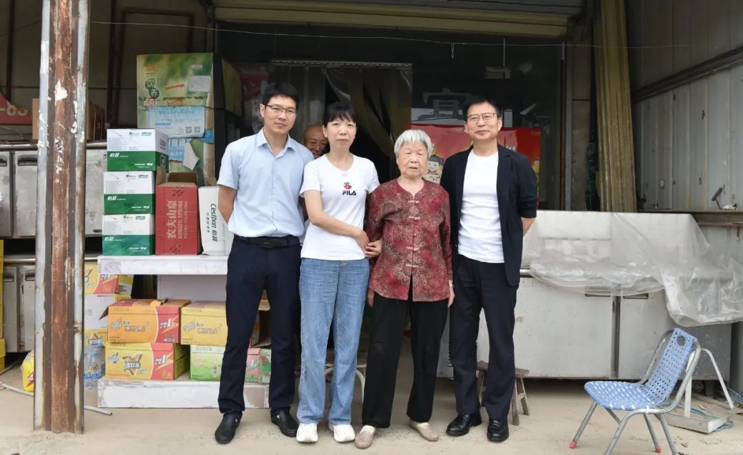 徐州仁慈医院关节外科张传开主任随访百岁老人，将仁慈关爱延续到家