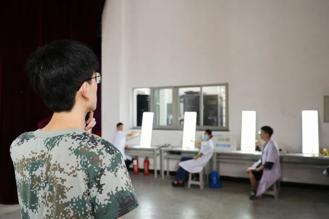守护「睛彩视界」：成都中医大银海眼科医院眼健康管理科团队走进成都东软大学