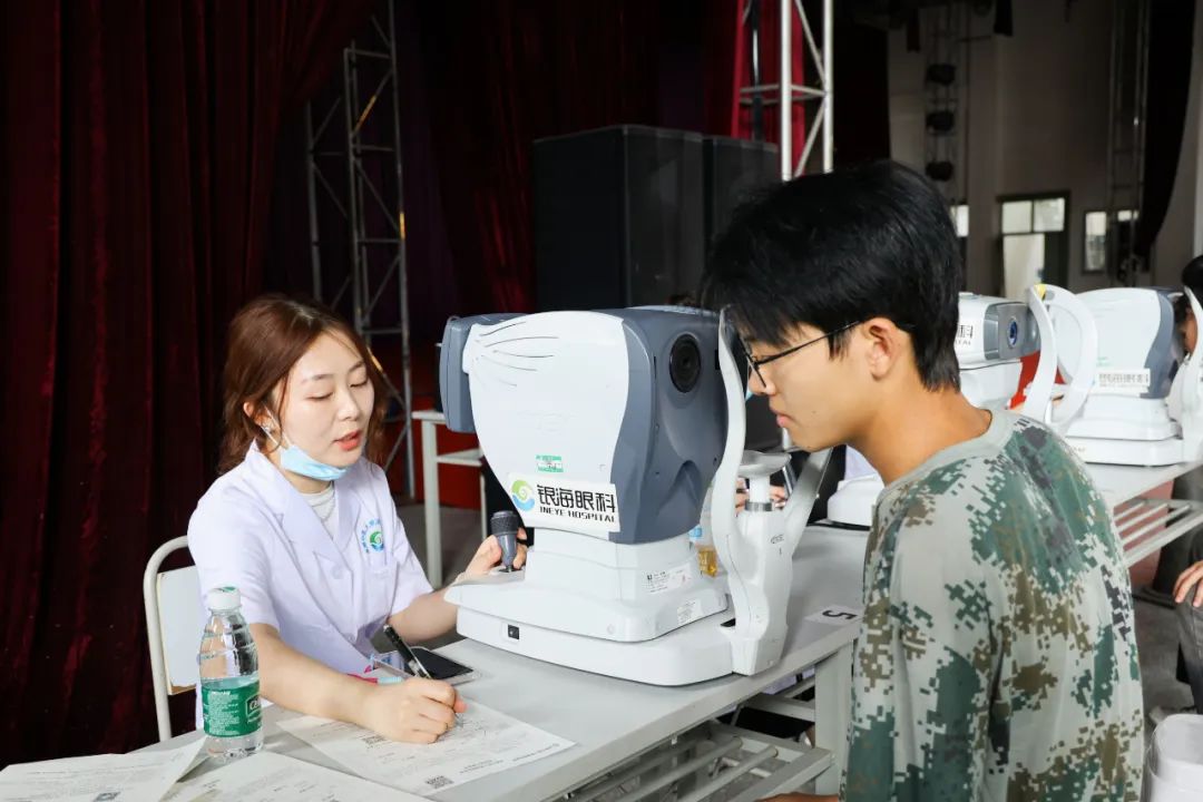 守护「睛彩视界」：成都中医大银海眼科医院眼健康管理科团队走进成都东软大学