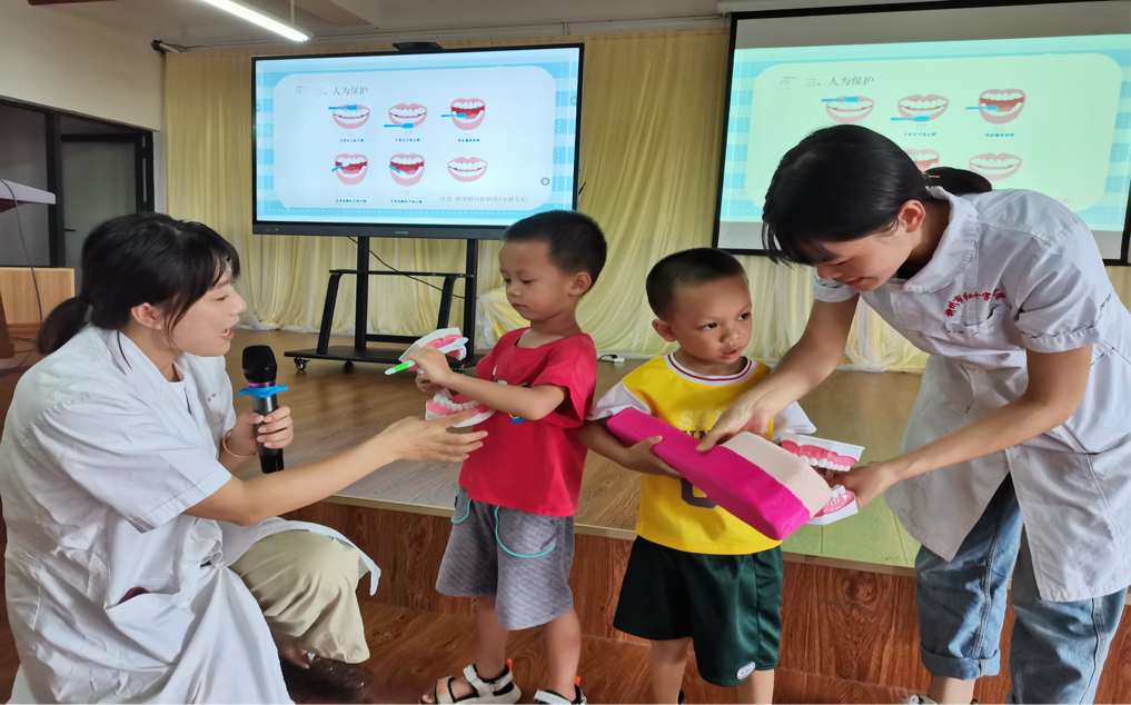 全国爱牙日:守护健康,从「齿」开始!柳州市红十字会医院口腔科走进校园开展爱牙护牙宣讲活动