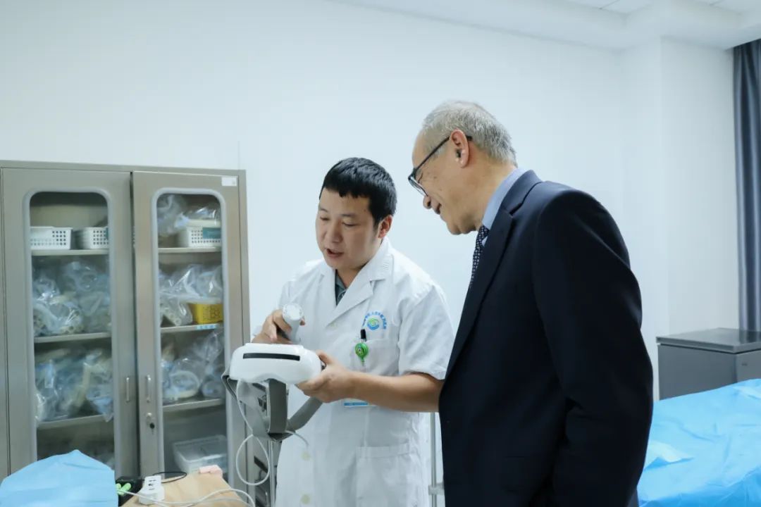 英国卡迪夫大学医学院中国事务院长姜文国教授一行访问成都中医大银海眼科医院