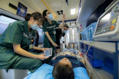点赞！湘潭市中心医院两名 90 后医生救助高铁突发急症患者