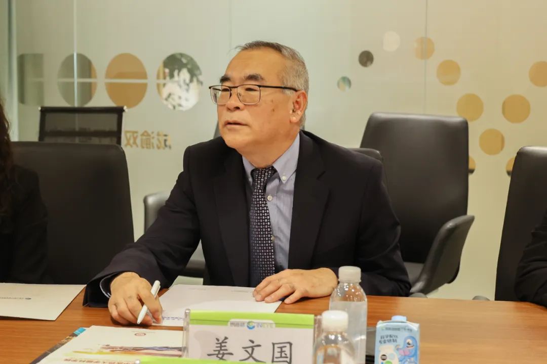英国卡迪夫大学医学院中国事务院长姜文国教授一行访问成都中医大银海眼科医院