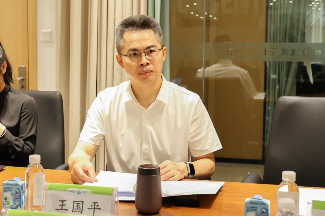 英国卡迪夫大学医学院中国事务院长姜文国教授一行访问成都中医大银海眼科医院