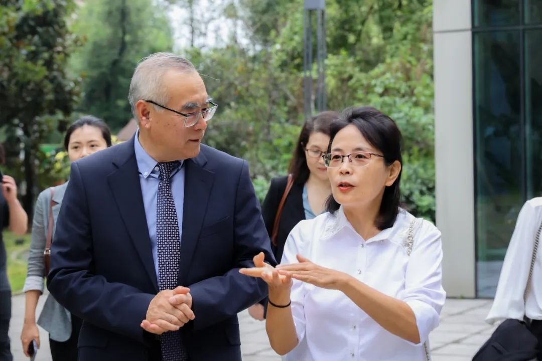 英国卡迪夫大学医学院中国事务院长姜文国教授一行访问成都中医大银海眼科医院