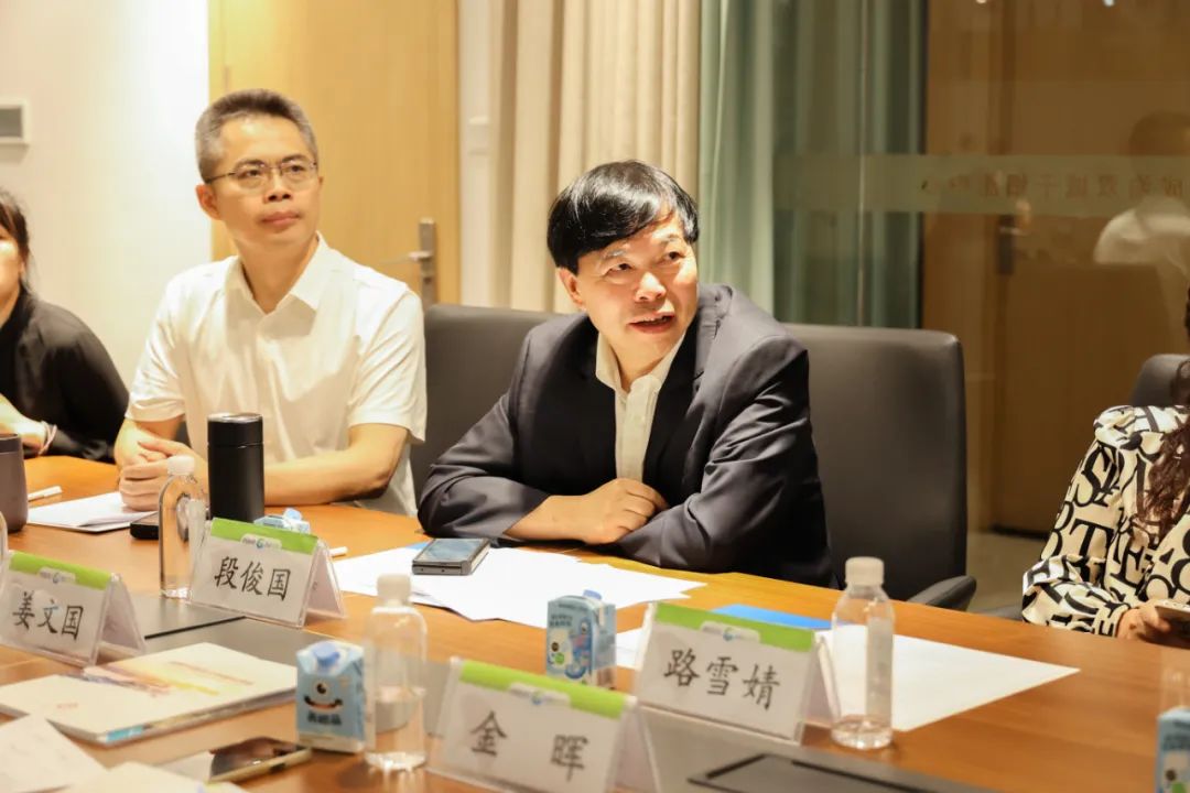 英国卡迪夫大学医学院中国事务院长姜文国教授一行访问成都中医大银海眼科医院