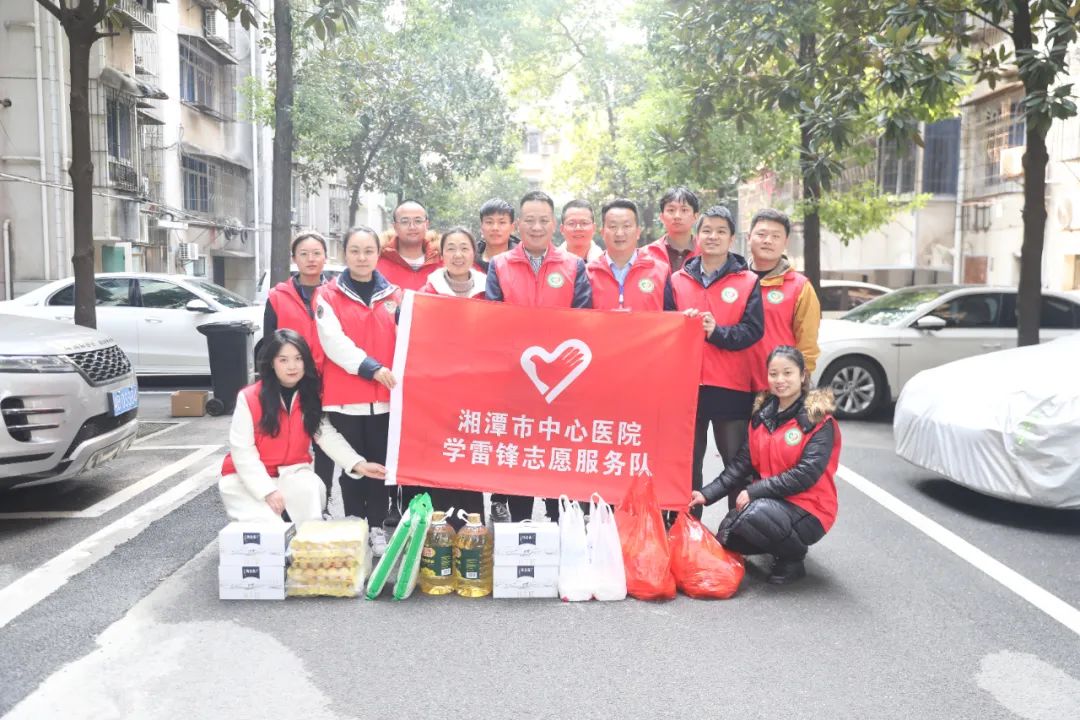 点赞！湘潭市中心医院两名 90 后医生救助高铁突发急症患者