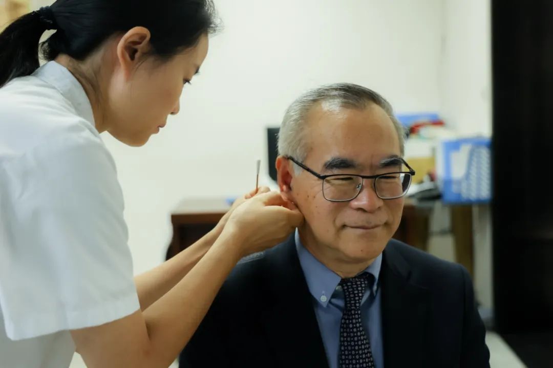 英国卡迪夫大学医学院中国事务院长姜文国教授一行访问成都中医大银海眼科医院