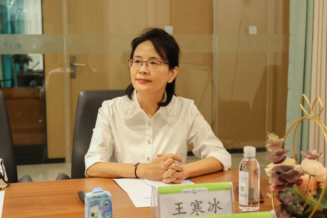 英国卡迪夫大学医学院中国事务院长姜文国教授一行访问成都中医大银海眼科医院