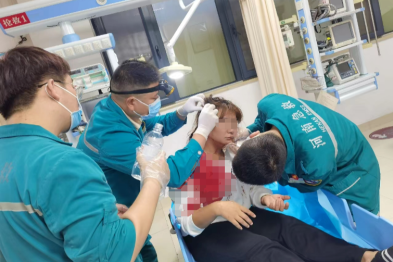 【急救时刻】来自郑州中医骨伤病医院一位 00 后急救员的温暖举动