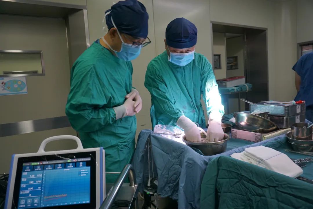 体积小、重量轻的国产人工心在西安交大一附院顺利植入