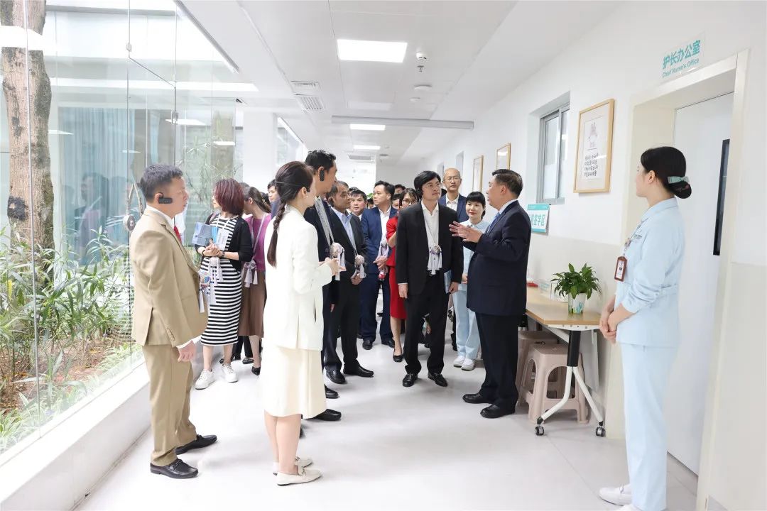 越南高平、广宁、谅山、河江边境四省卫生系统代表团莅临广西医科大一附院参观交流