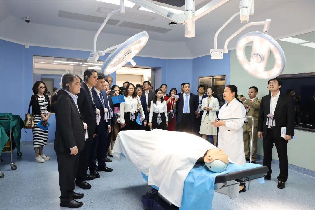 越南高平、广宁、谅山、河江边境四省卫生系统代表团莅临广西医科大一附院参观交流