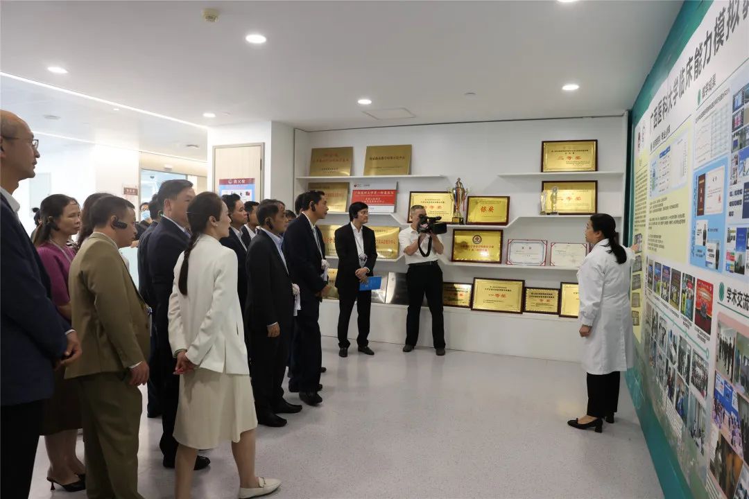 越南高平、广宁、谅山、河江边境四省卫生系统代表团莅临广西医科大一附院参观交流