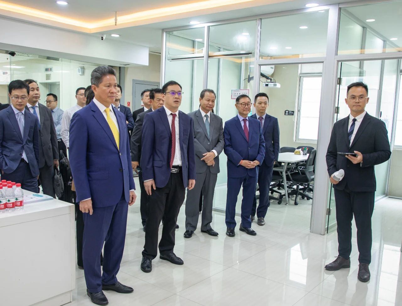 柬埔寨副首相孙占托莅临云舟生物参观调研，探讨医疗健康领域的合作