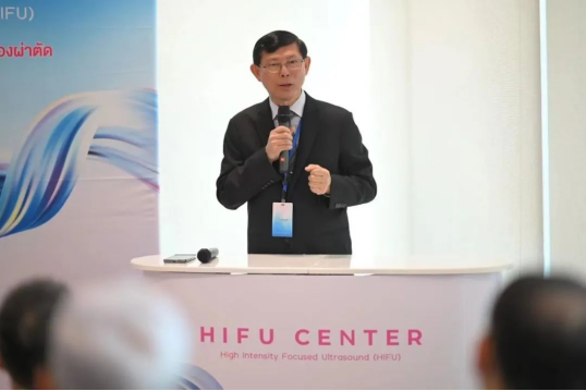 重庆海扶医院何敏教授、周小勤护士长、岳燕医师在泰国兰实医院指导培训