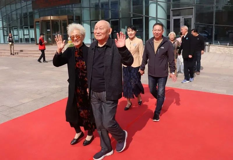 99 对老人的甜蜜故事！「如此生活·如此幸福」潍坊市第三届金婚银婚盛典举行