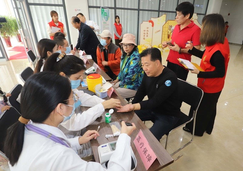 99 对老人的甜蜜故事！「如此生活·如此幸福」潍坊市第三届金婚银婚盛典举行