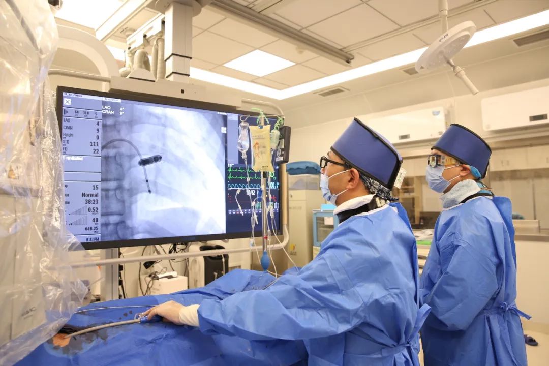 重庆松山医院完成首例无导线双腔起搏器植入