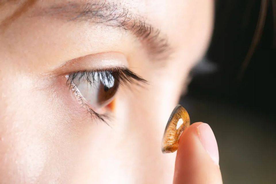 武汉普瑞眼科医院医生提醒：这些行为很伤眼！快别做了