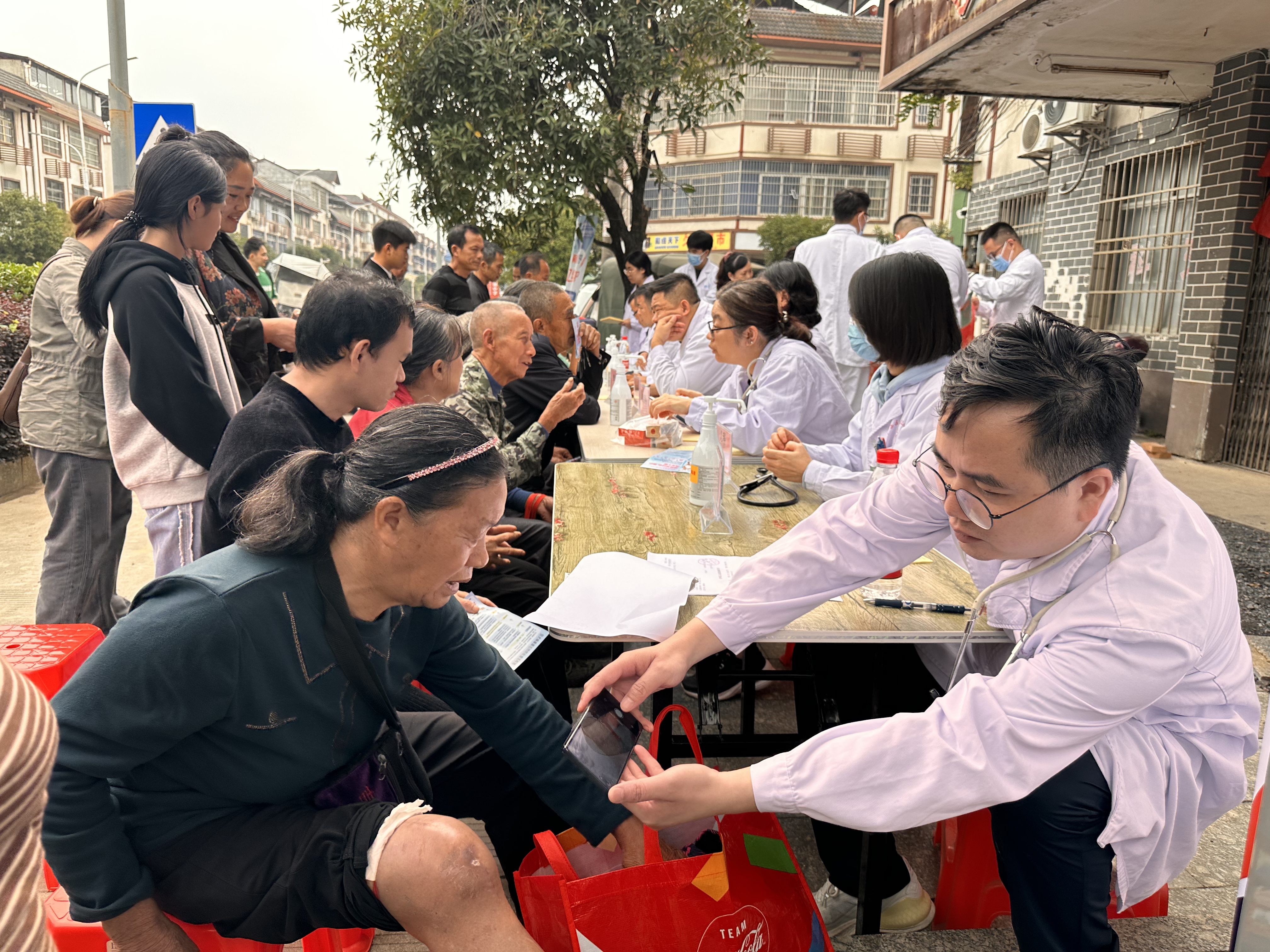 自治区南溪山医院赴全州开展「我为群众办实事」党建活动