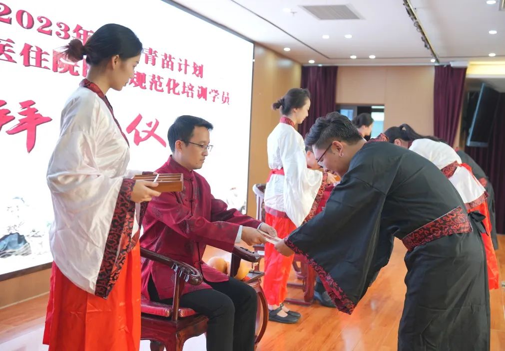 「师父，请喝茶！」眉山市中医医院近百人参与的拜师会，仪式感十足！