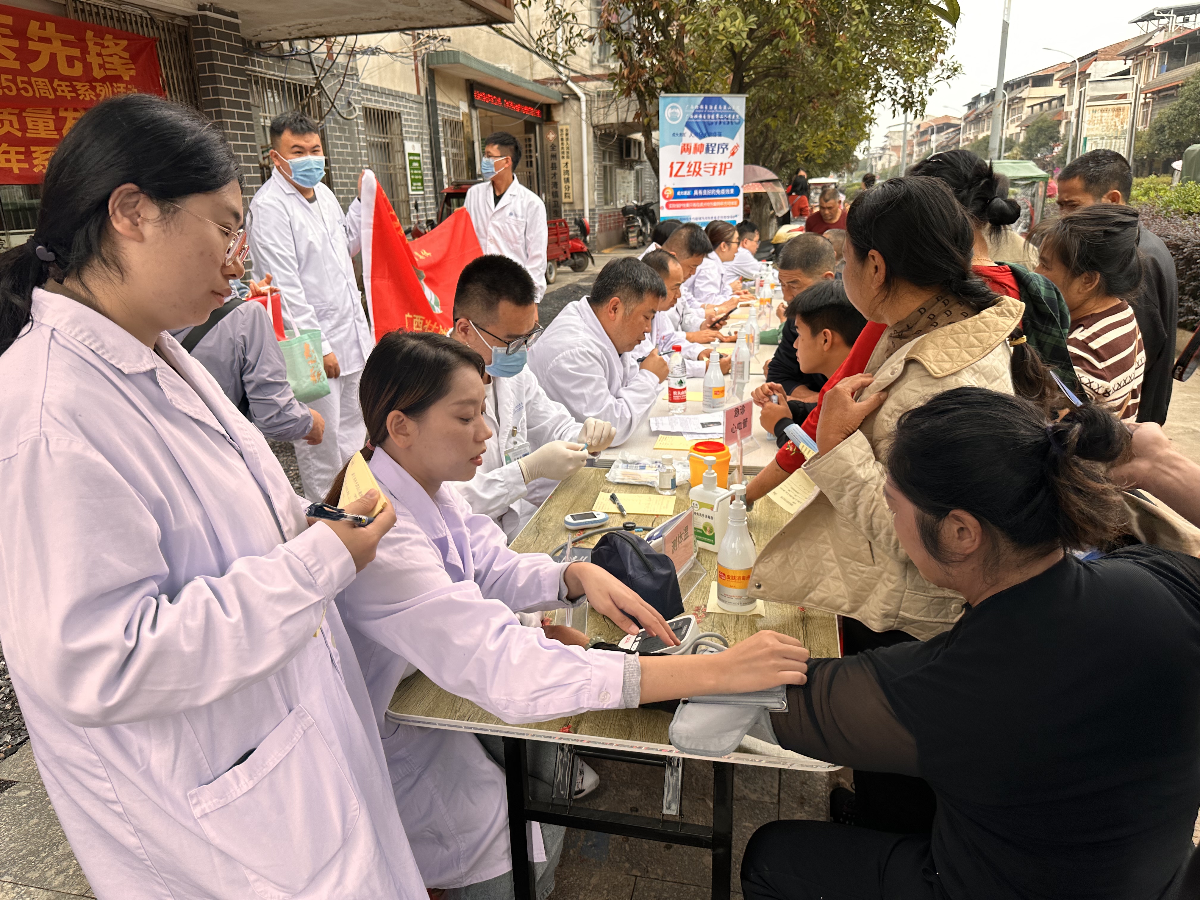 自治区南溪山医院赴全州开展「我为群众办实事」党建活动