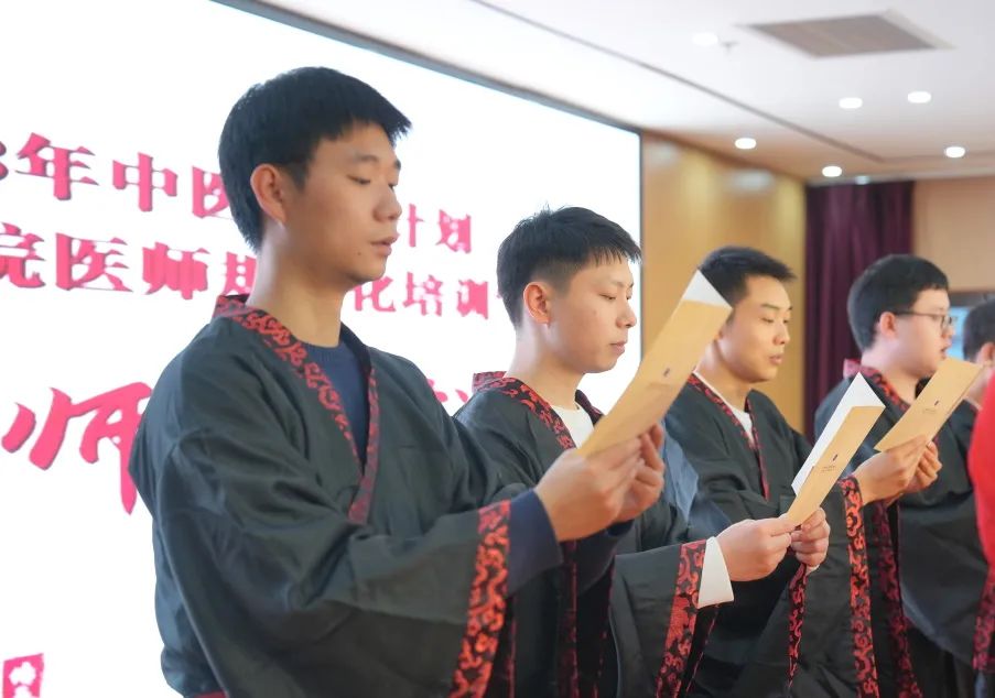 「师父，请喝茶！」眉山市中医医院近百人参与的拜师会，仪式感十足！