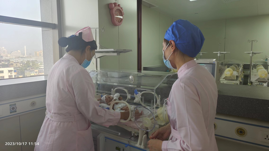 危在旦夕！新生宝宝肝胆和肠管长在肚子外边……