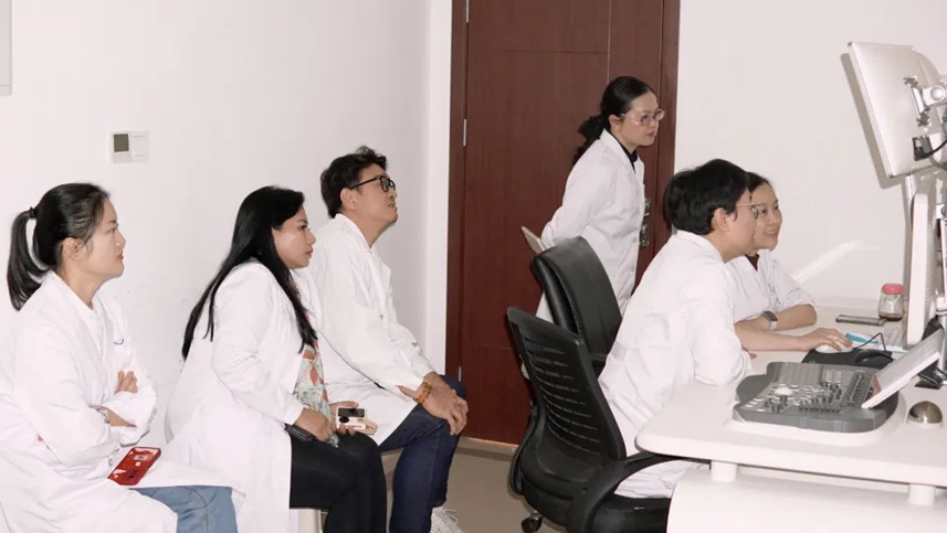 印度尼西亚 EMC Tangerang Hospital 医生团队到访重庆海扶医院并与张炼院长座谈