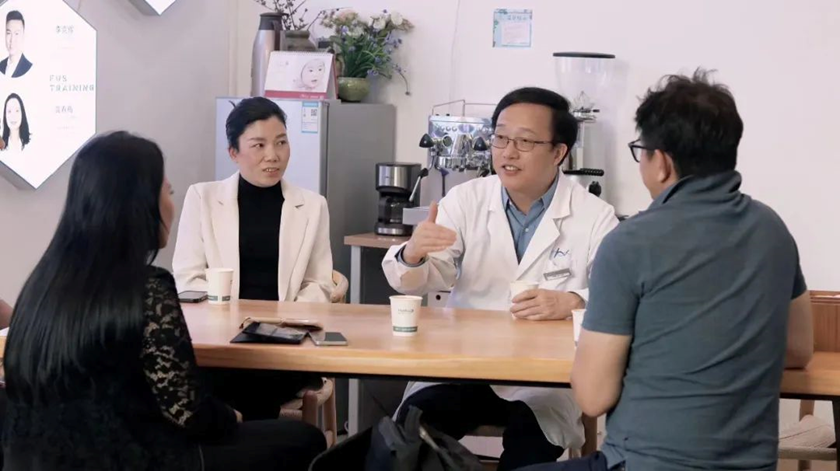 印度尼西亚 EMC Tangerang Hospital 医生团队到访重庆海扶医院并与张炼院长座谈