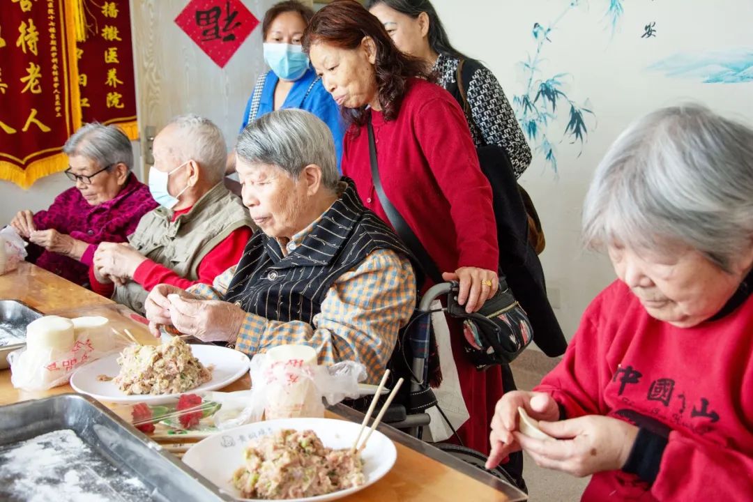 枫叶正红时，成都誉美医院长期照护科为住院老人举办庆重阳活动，让他们感受温暖与关爱！