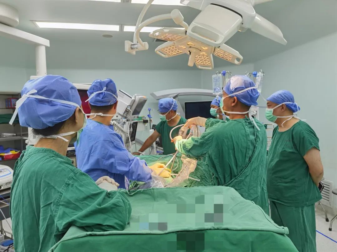 罕见巨型多发肺大疱，佛山市三水区人民医院胸腔镜微创手术转危为安