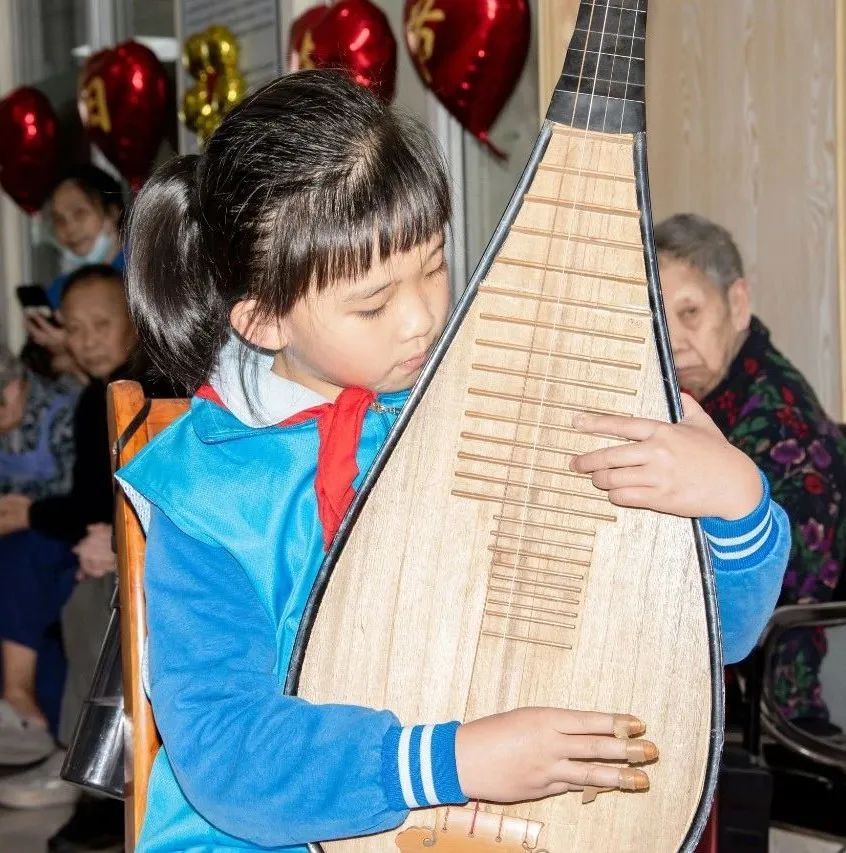 枫叶正红时，成都誉美医院长期照护科为住院老人举办庆重阳活动，让他们感受温暖与关爱！