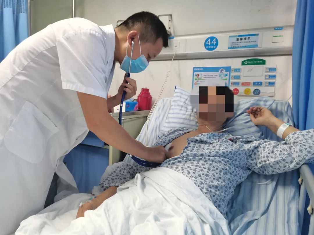 罕见巨型多发肺大疱，佛山市三水区人民医院胸腔镜微创手术转危为安