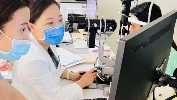 北京茗视光眼科周跃华教授成功为患者验配北京首例四区设计巩膜镜