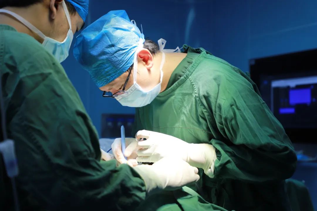 韶关市妇幼保健院成功为患者摘除 11 cm 巨大甲状腺肿