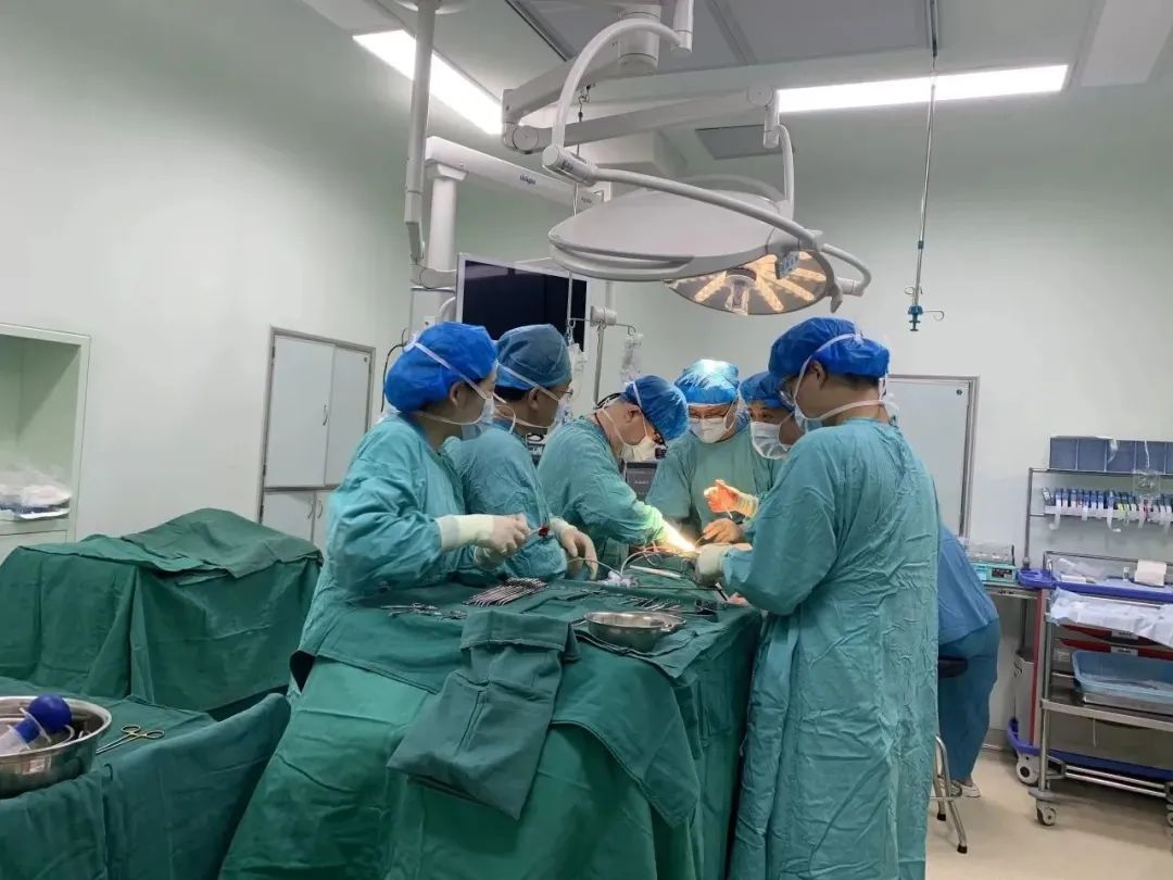 连续奋战 8 小时!青岛大学附属医院成功完成颈胸联合入路的疑难复杂甲状腺手术