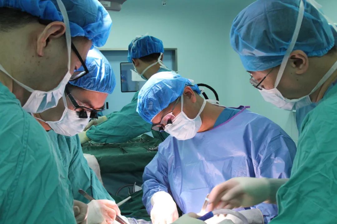 青岛大学附属医院 10 小时肝肾联合移植，成功卸下 40 斤腹部肿物