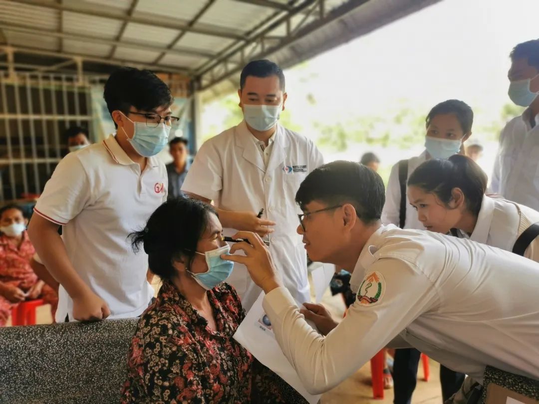 「授人以渔」——柳州市红十字会医院援外医疗队走进柬埔寨当地卫生所开展规范化医疗培训