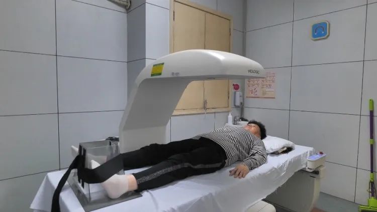 每天两瓶可乐，年轻男子患上骨质疏松症