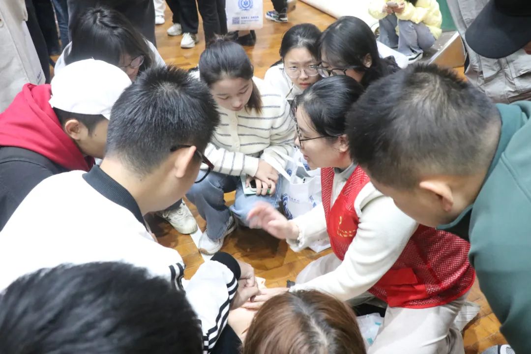 【超「燃」！现场救护-第一目击者行动】湘潭市第一人民医院走进湖南科技大学