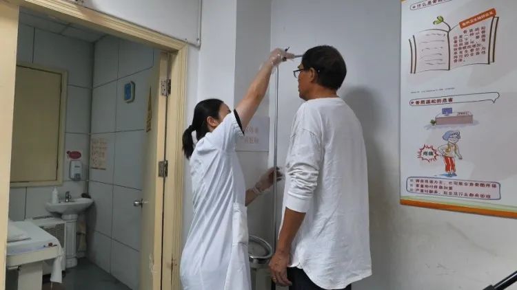 每天两瓶可乐，年轻男子患上骨质疏松症