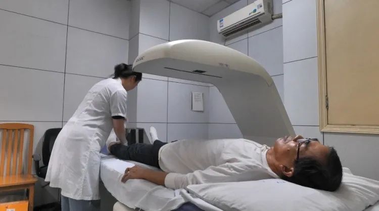 每天两瓶可乐，年轻男子患上骨质疏松症