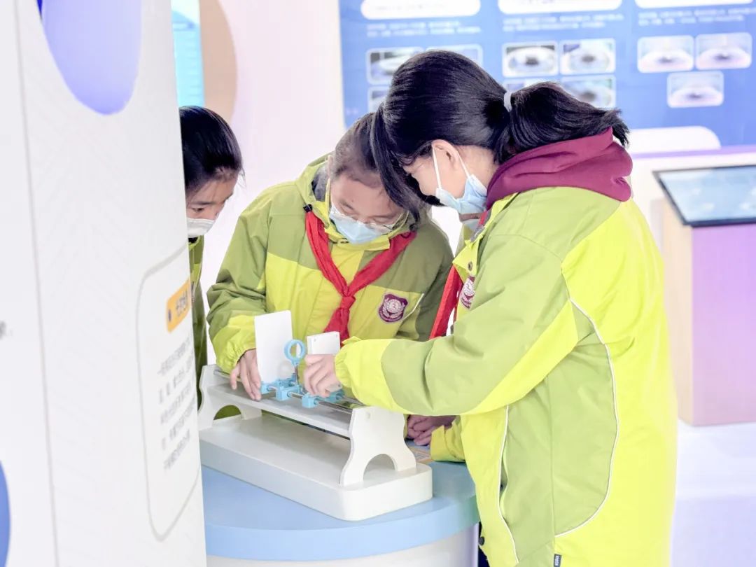 两天，千余名学生走进西安高新医院沉浸式探索奇妙眼「视」界