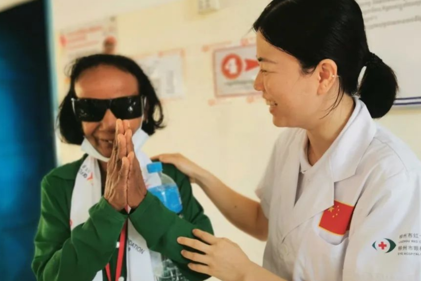爱无国界——柳州市红十字会医院援柬埔寨医疗队走进当地基层开展义诊活动