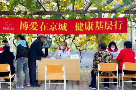 关爱中老年人眼健康，华厦眼科将公益问诊送至家门口