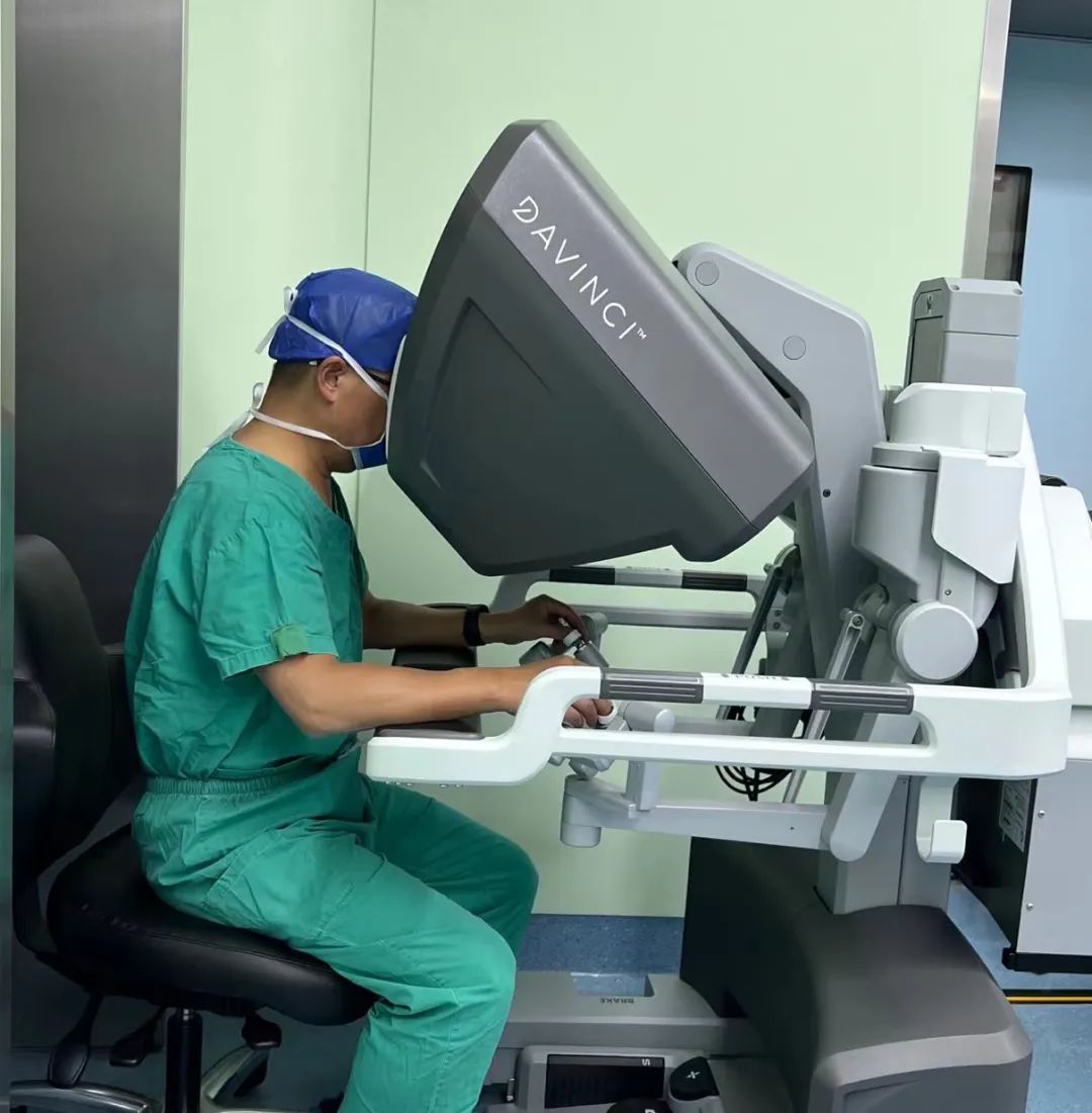 江西省儿童医院成功应用机器人为 10 岁男童切除巨大肺囊肿