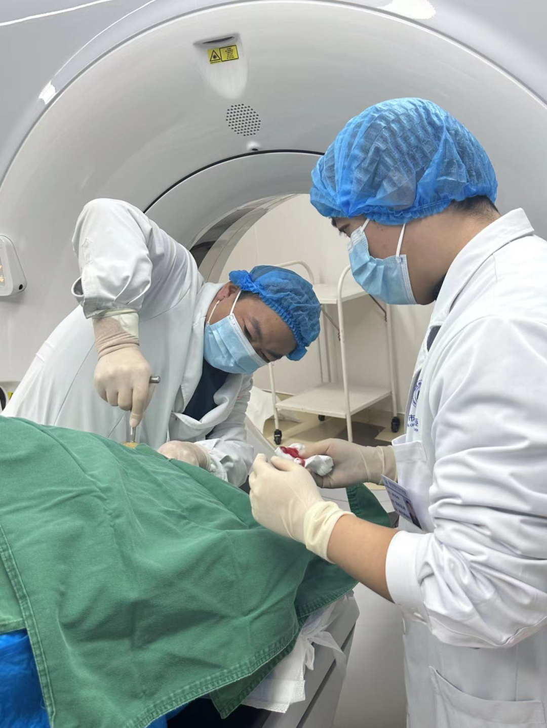 重庆市黔江中心医院血液肿瘤科成功开展 CT 引导下经颅骨脑肿瘤穿刺技术
